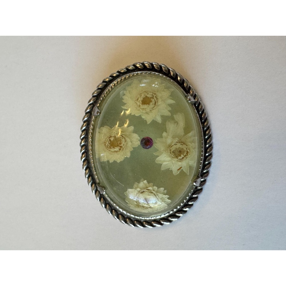 Vintage Lucite brooch featuring white dried‎ flowers